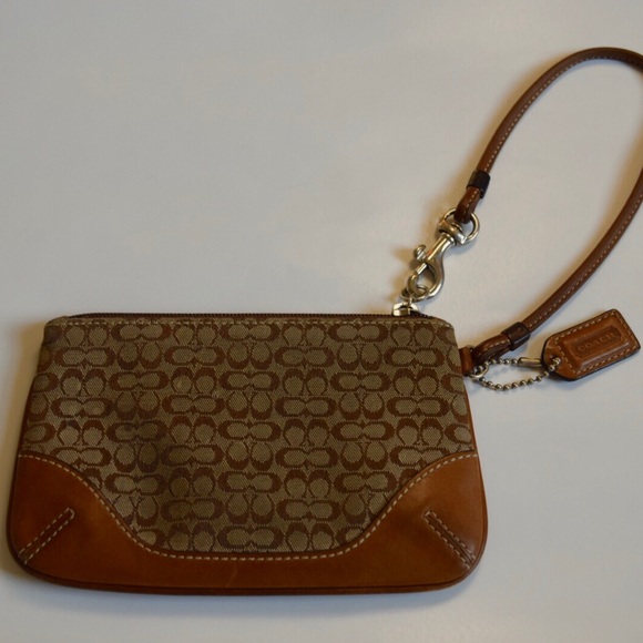 Authentic, vintage logo COACH wristlet! - Picture 3 of 4